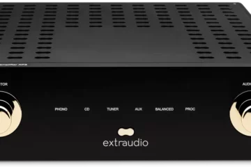 Amplificateur hi-fi noir avec deux commandes argentées rondes (sélecteur à gauche, niveau audio à droite) et façade épurée, boutons et inscriptions extrAudio et looks minimalistes.