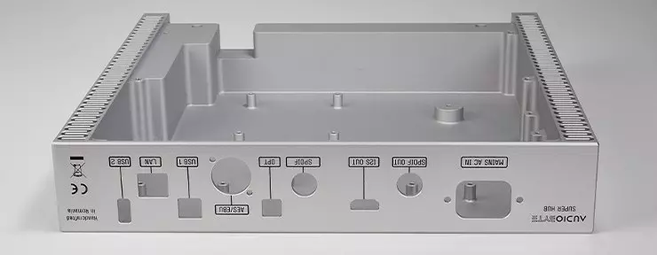 Détail de l'usinage monobloc du châssis Audiobyte SuperHUB pour dissipation thermique.