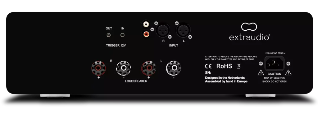 Face arrière du bloc double mono Extraudio XP-A1500 MKII avec entrées XLR, RCA et borniers WBT.