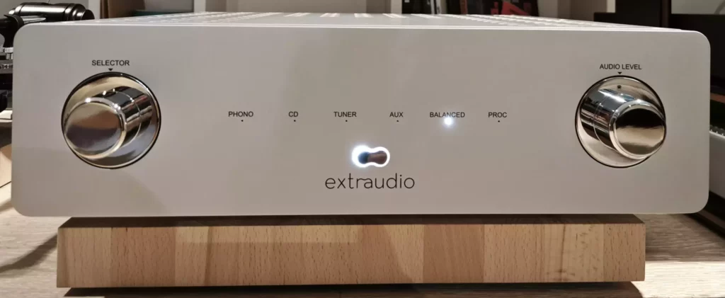Amplificateur intégré Extraudio X250 MKIII Premium vu de face, modèle hybride Classe A D haut de gamme