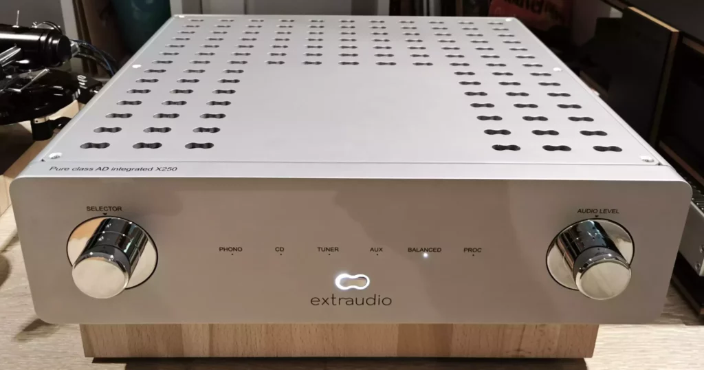 Vue de dessus de l’amplificateur intégré Extraudio X250 MKIII Premium avec châssis haut de gamme