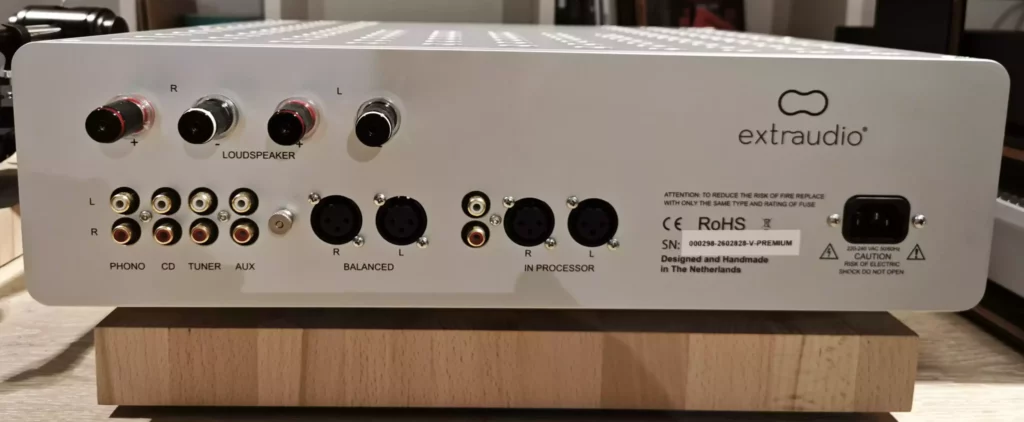 Connectique arrière de l’amplificateur intégré Extraudio X250 MKIII Premium avec entrées RCA, XLR, bypass et borniers haut-parleurs