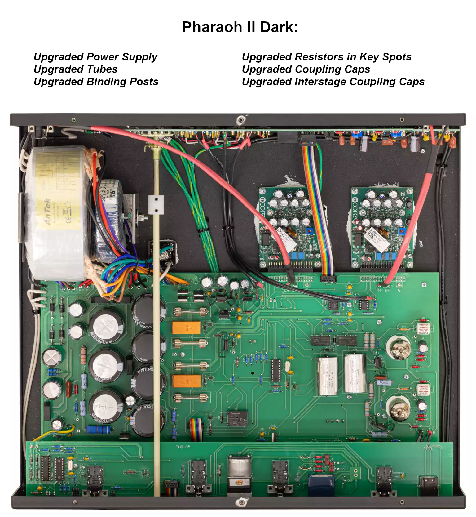 Composants internes du Rogue Audio Pharaoh II Dark : tubes 12AU7, résistances Naked Vishay et module Hypex N-Core