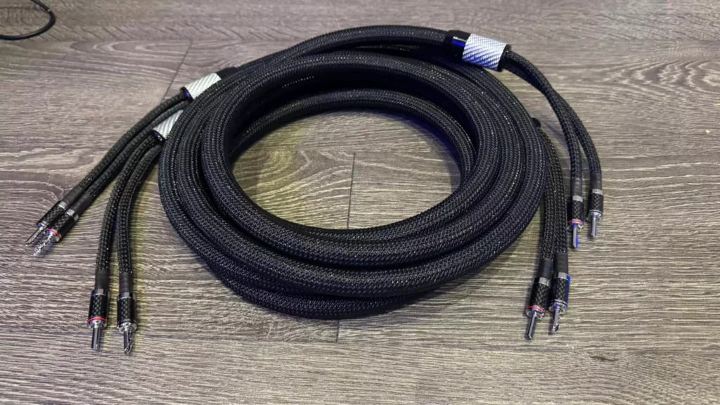 Câbles d’enceintes HX Référence – câbles audiophiles suisses haut de gamme pour une restitution sonore naturelle et équilibrée. câbles audio sans coloration
