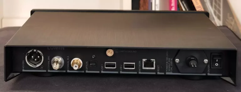 Lumin U1 Mini, vue arrière, connectique AES/EBU, coaxial BNC/RCA, optique, USB et réseau