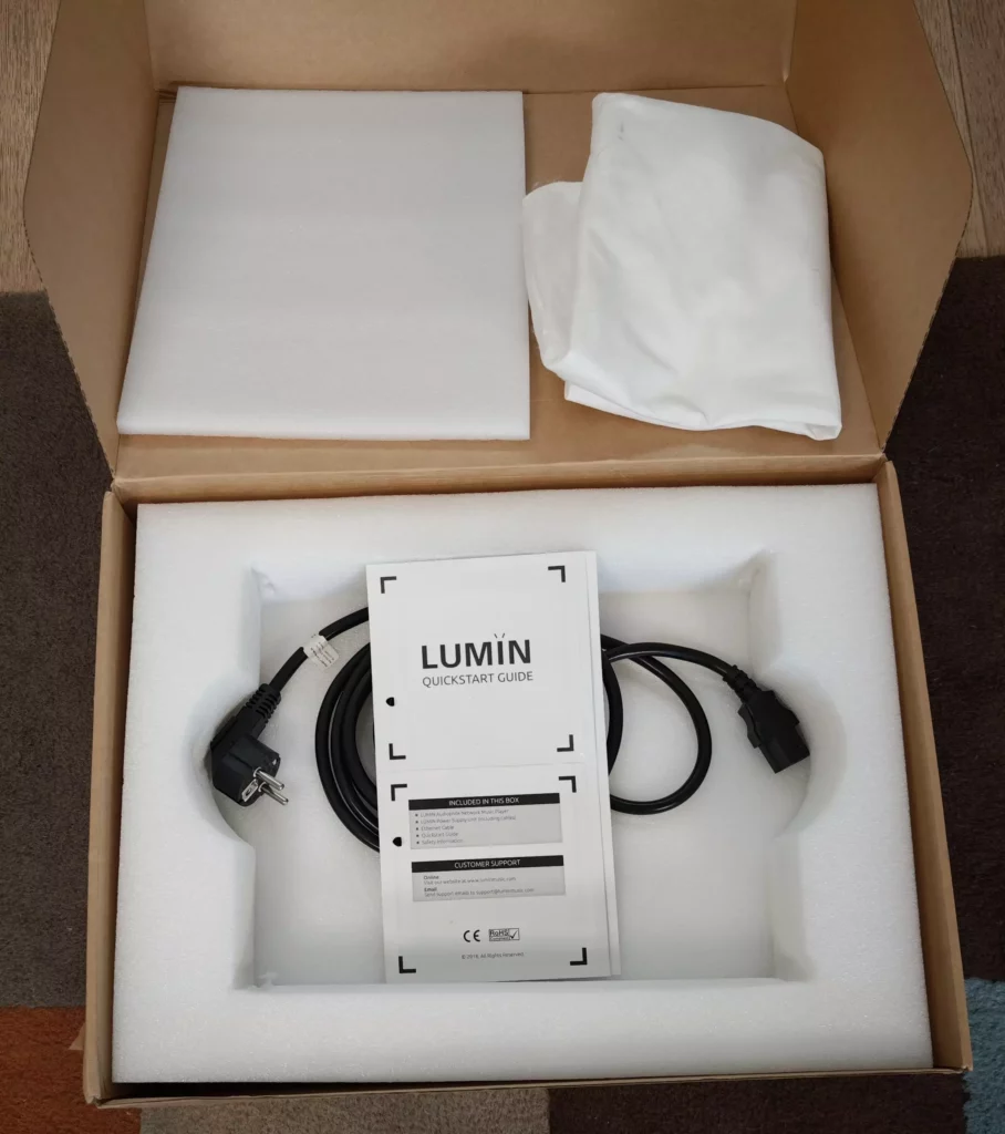Lumin U1 Mini, intérieur du carton d'origine avec câbles et guide de démarrage